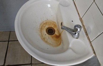 Braunes Wasser statt sauberem Trinkwasser.
Für 170 Kinder an der Vaatjie Mor Primary School ist das Alltag.